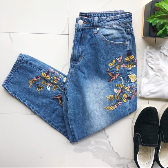 Boohoo Denim - BooHoo Kayla Embroidered Mom Denim Jeans
